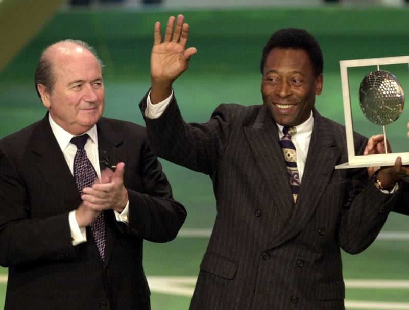 L’11 dicembre 2000, cerimonia di gala a Roma. Blatter consegna a Pel il premio Fifa Player del XX secolo (Ap)